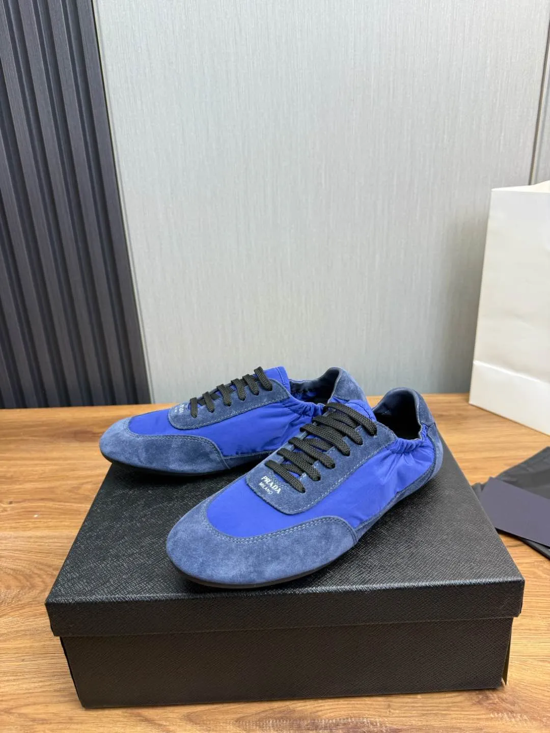 Men's shoes 💰600💰 PRADA 2025 Early Spring Collapse New Couple Style Sports Shoes Moral Training Shoes The name Collapse comes from the fact that it can be easily put on and taken off with bare hands. The light and comfortable features make it more relaxed and casual. The side elastic design can be worn twice! Super comfortable catwalk sneakers, as light and thin as ballet slippers, as comfortable as sneakers, comfortable and super light on the feet. Fabric: nubuck leather spliced ​​with nylon cloth. Silk cowhide foot pads. Size: Women's code 35/40 Men's code 39/45